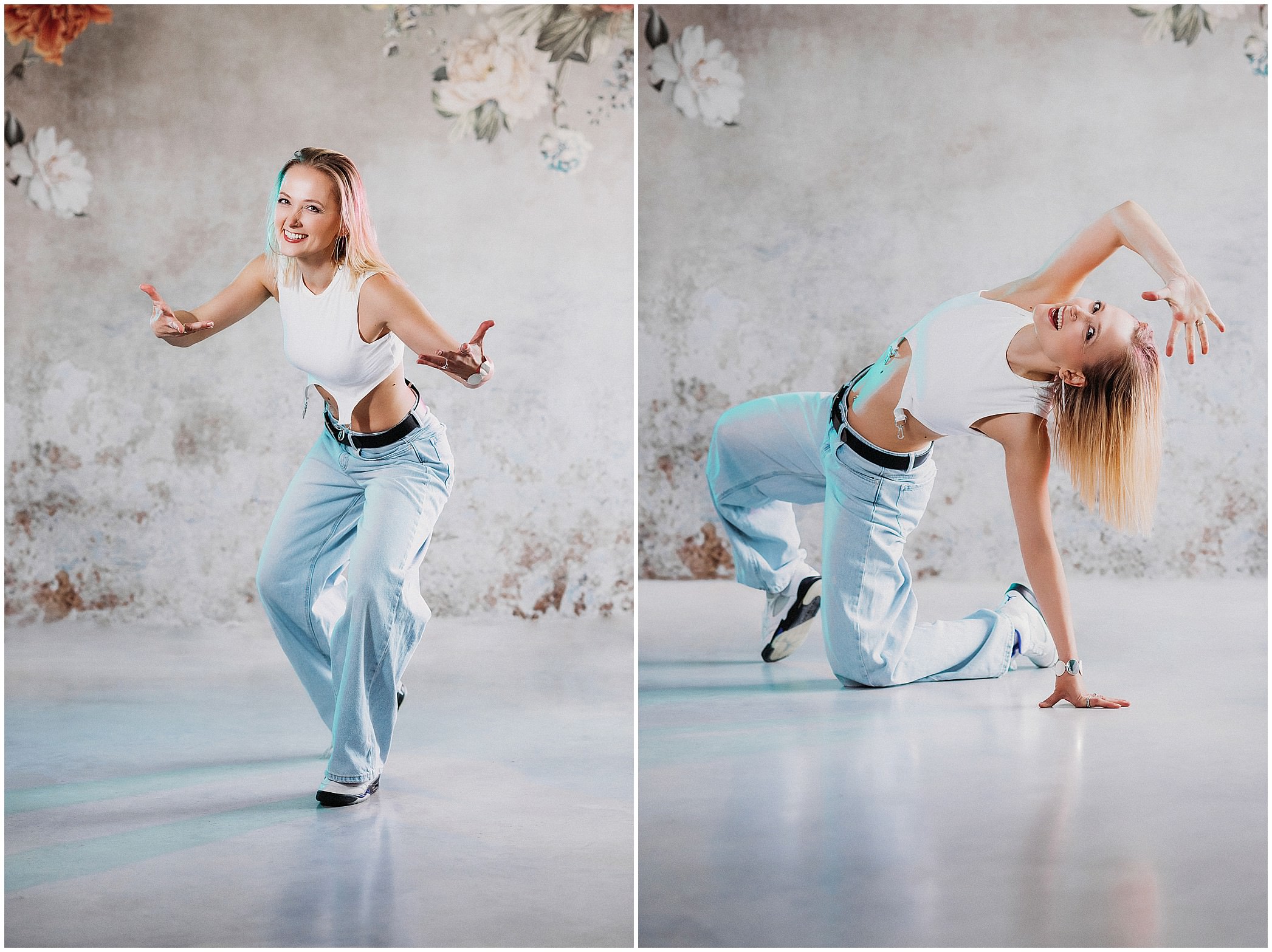 Gabi steht lachend vor floraler Wand mit Farblichtern beim Personal Branding Shooting